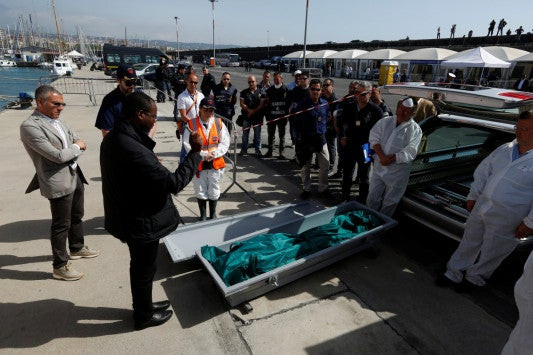 Φρίκη! Δουλέμποροι δολοφόνησαν 21χρονο μετανάστη για ένα… καπέλο στη Σικελία (εικόνες)